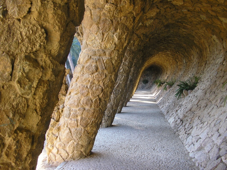  Творение Антонио Гауди - Парк Гуэля в Барселоне (Испания). Фото