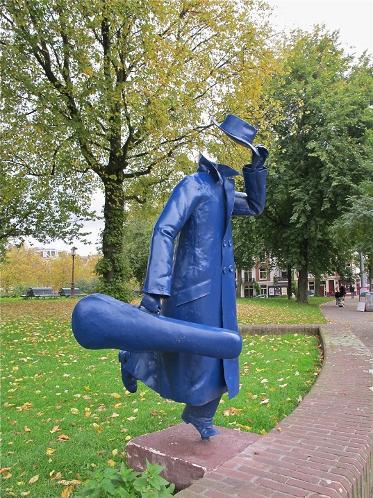 Памятник человеку-невидимке со скрипкой в Амстердаме. Фото