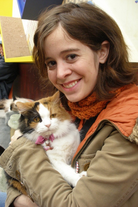 Девушка счастлива вновь обнять кота. Фото