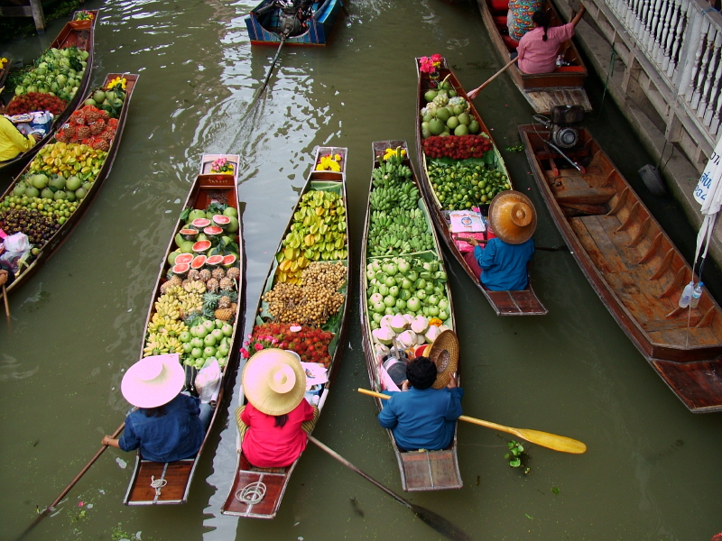 Лодочный рынок продуктов в Таиланде. Фото