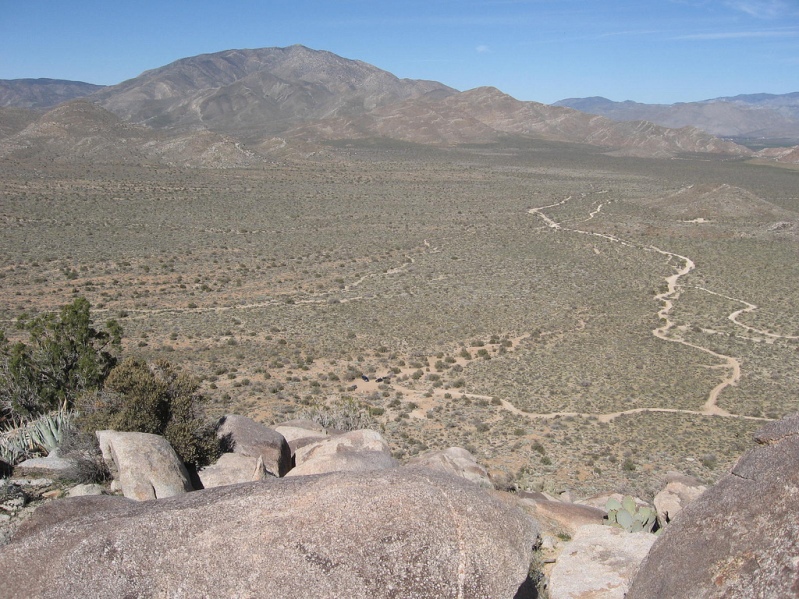 Вид с горы на пустыню Анза Боррего в долине Блэр. Фото