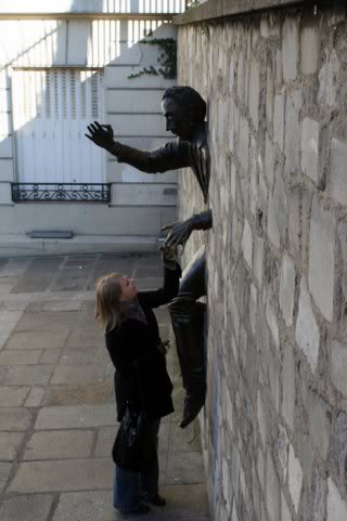 Памятник человеку, застрявшему в стене. Фото