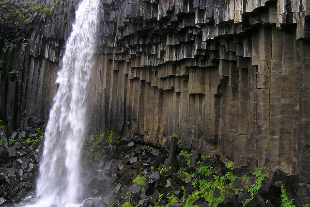 Водопад Свартифосс и кристаллы застывшей лавы. Фото