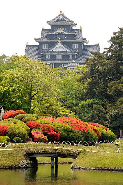 Замок Окаяма в японском парке Кераку-эн. Фото