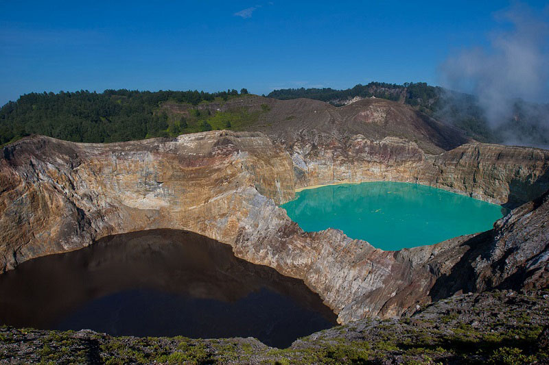 Необычные озера в кратере вулкана Келимуту. Фото