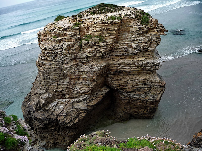 Лабиринты из скал на пляже в Испании. Фото