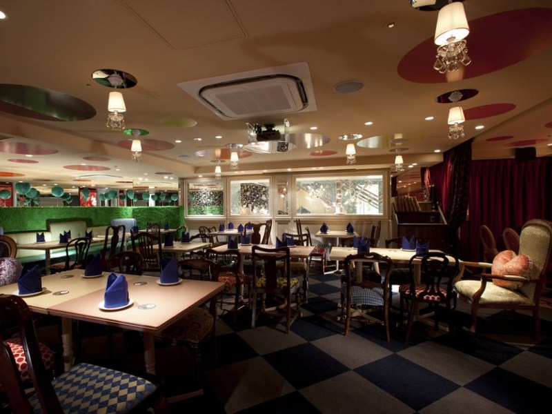 Ресторан по мотивам Алиса в стране чудес в Японии. Фото