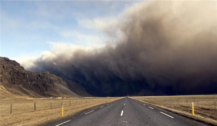 Облако дыма и пепла вулкана Эйяфьятлайокудль. Фото