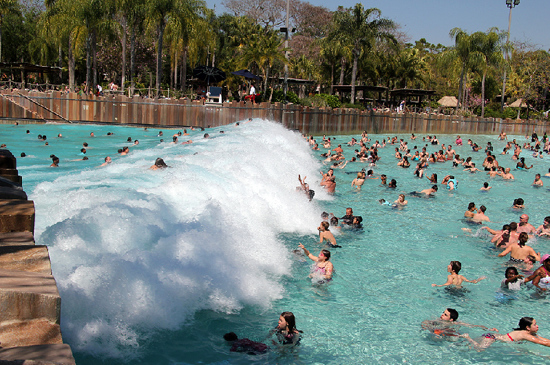 Огромный бассейн с икусственными волнами в аквапарке Лагуна тайфунов. Фото