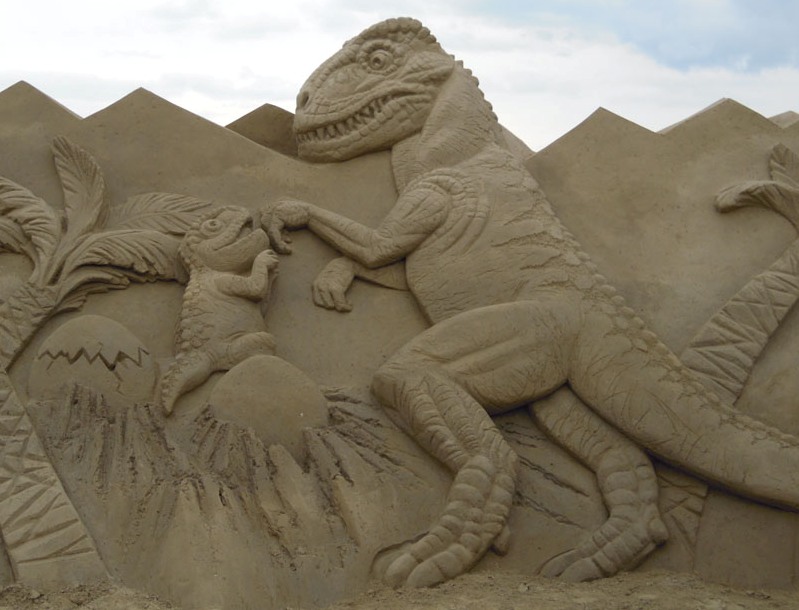  Динозавр и детеныш. скульптура из песка, Лаппеенранта, Финляндия. фото