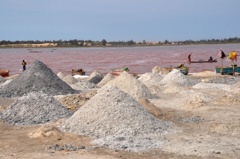 Добыча соли на озере Ретба в Сенегале. Фото