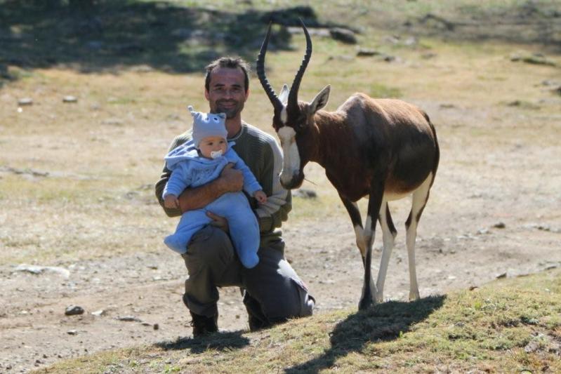 Кевин Ричардсон с сынишкой рядом с антилопой. Фото