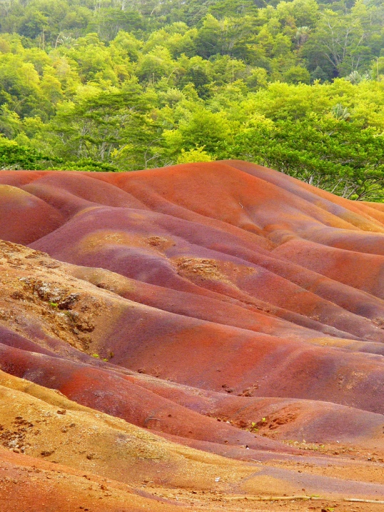 Цветные пески в селе Шамарель (Маврикий). Фото
