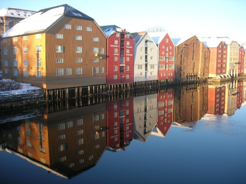 Отражение домов в воде. Фото 