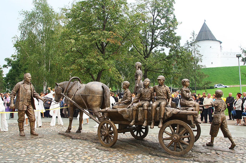 Скульптура Благотворителю в Казани. Фото