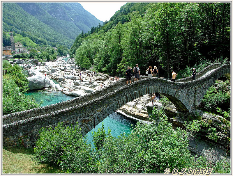 Река Верзаска в Швейцарии - самая прозрачная в мире. Арочный мост. Фото
