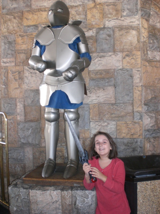 Девочка и рыцарь в Экскалибуре. Фото