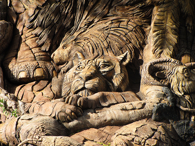 Скульптуры тигра и льва на Дереве Жизни в Диснейленде. Фото