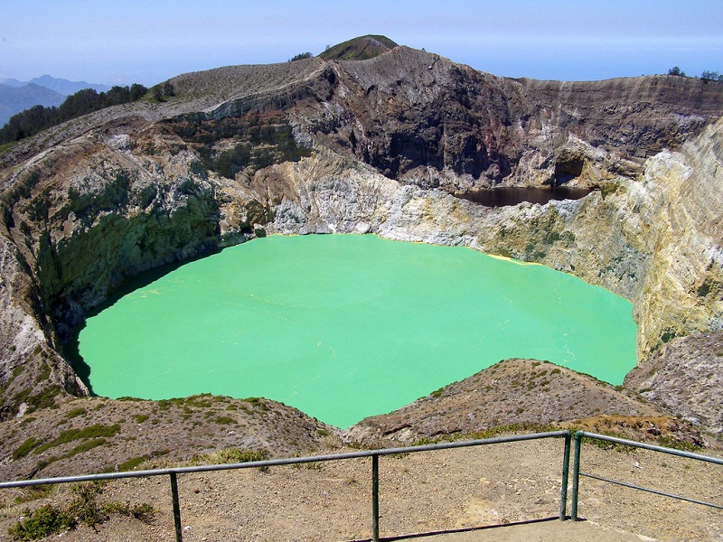 Озера, меняющие цвет в кратере вулкана Келимуту. Фото