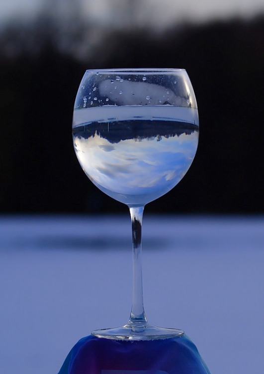 Отражение в бокале с водой. Фото 