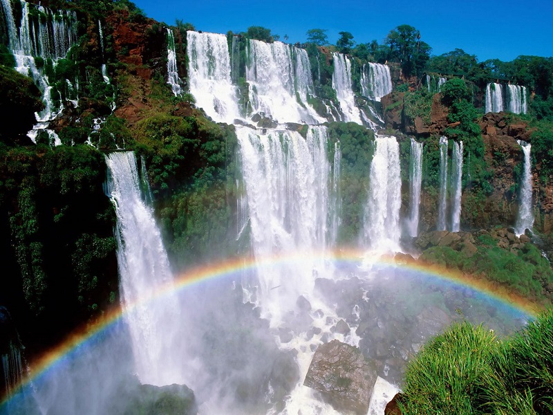 Радуга у водопадов Игуасу. Аргентина, Бразилия. Фото
