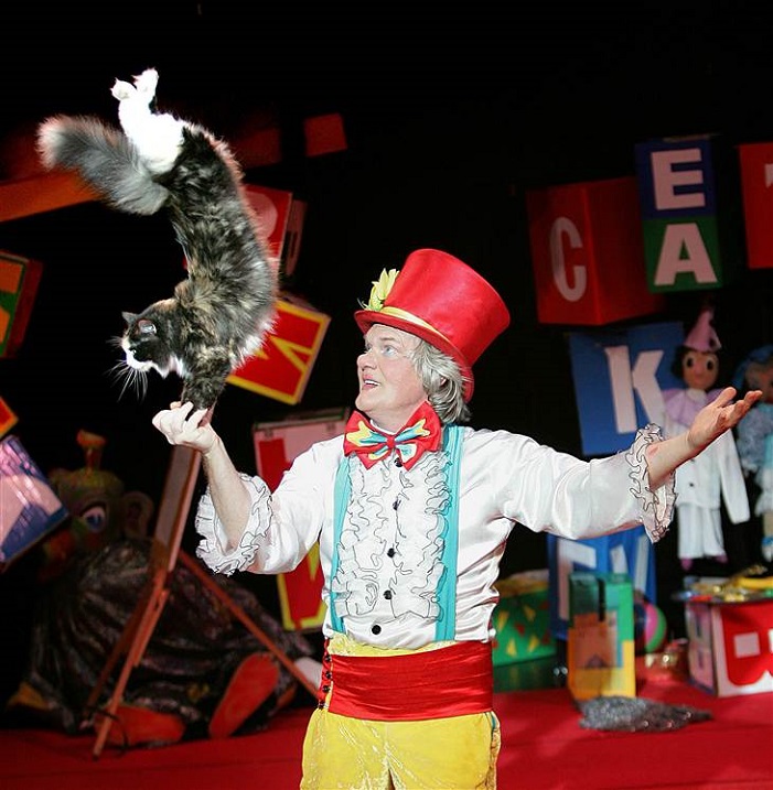 Театр кошек Юрия Куклачева. Кот стоит на передних лапах. Фото