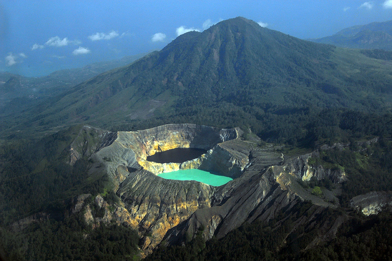 Разноцветные озера вулкана Келимуту. Индонезия