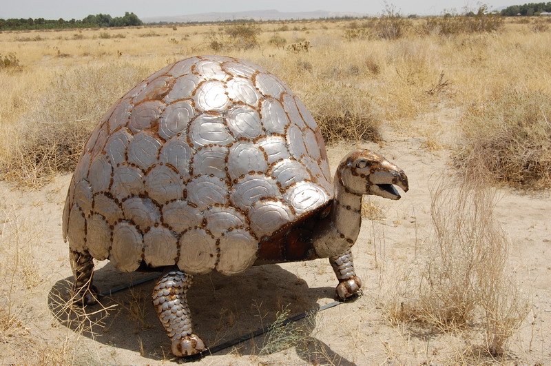 Металлическая скульптура древней черепахи в пустыне Анза Боррего. Фото