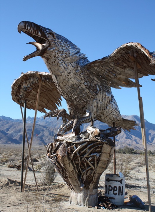 Металлическая скульптура гигантской птицы в пустыне Анза Боррего. Фото
