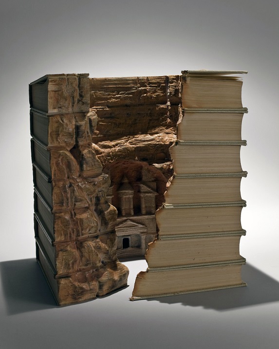 Скульптуры из книг от Гая Ларами. Фото