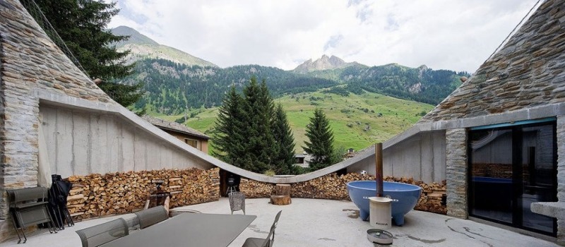 Терраса подземного дома в деревне Вальс в Швейцарии. Фото