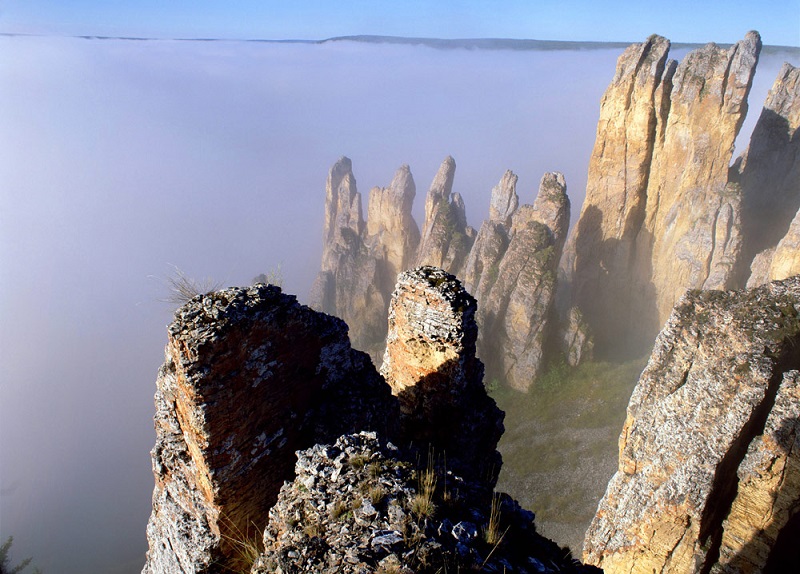 Ленские столбы в Якутии. Скалы в тумане. Красивое фото