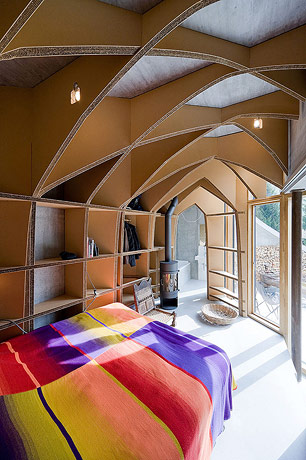 Подземный дом в деревне Вальс в Швейцарии. Фото
