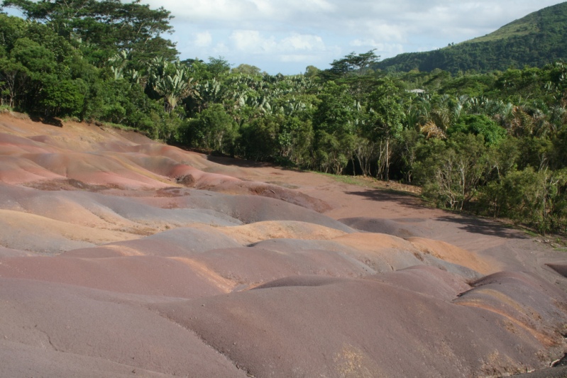 Цветной песок в селе Шамарель (Маврикий). Фото