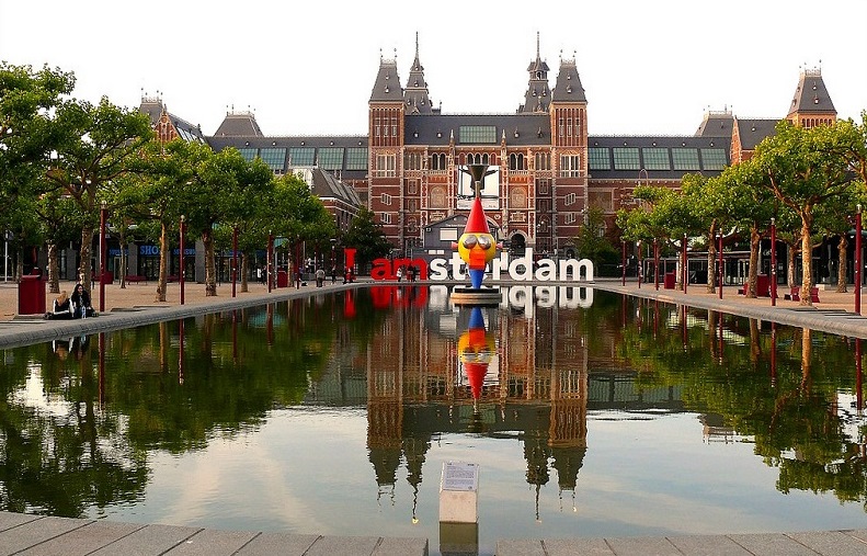 Скульптура в виде надписи I AMsterdam в Амстердаме. Фото