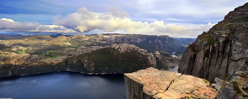 Скала Прекестулен на фоне Люсе-фьорда. Панорамное фото