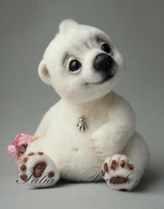 Войлочные игрушки - белый медвежонок. Фото