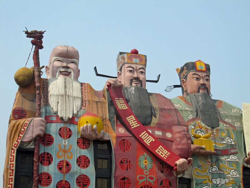 Необычный отель в виде трех китайских богов удачи. Фото