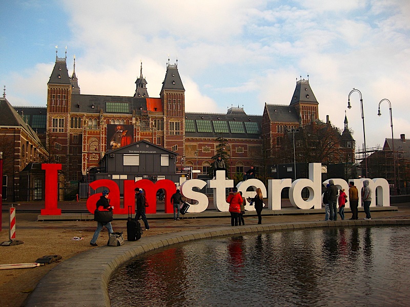 Скульптура в виде надписи I AMsterdam в Амстердаме. Фото