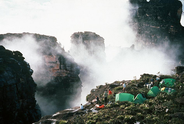  Дорожка между водопадом и скалой в парке Канайма. Фото  Национальный парк Канайма в Венесуэле. Фото