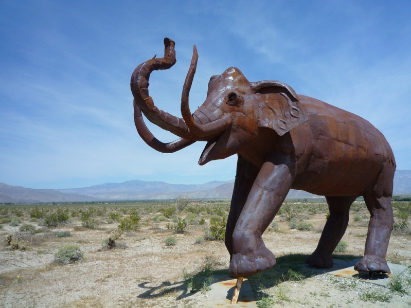 Металлическая скульптура мамонта в пустыне Анза Боррего. Фото