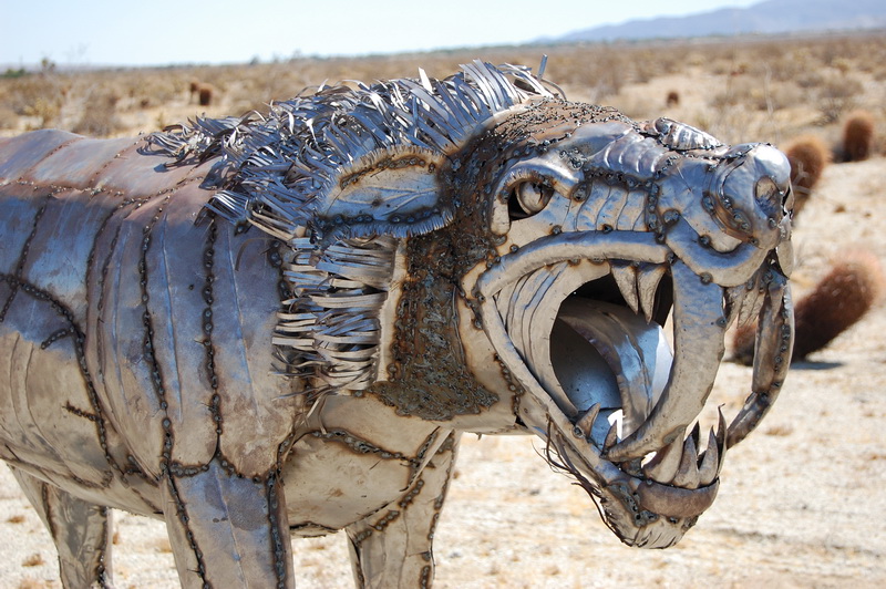 Оскал смилодона (саблезубого тигра). Парк Галлита Мидоуз в пустыне Анза Боррего. Фото
