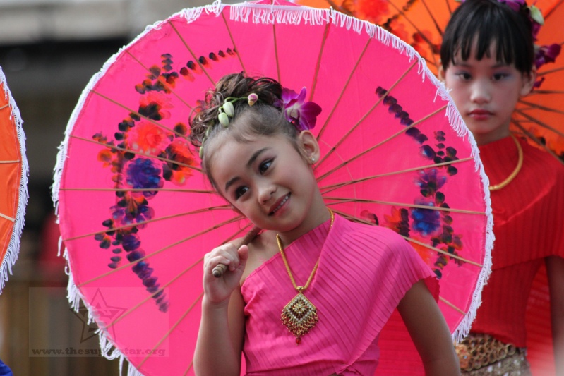 Красивая тайская девочка на костюмированном параде. Фото