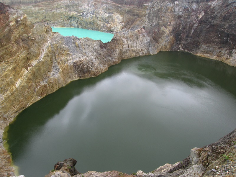 Озера, меняющие цвет в кратере вулкана Келимуту. Индонезия