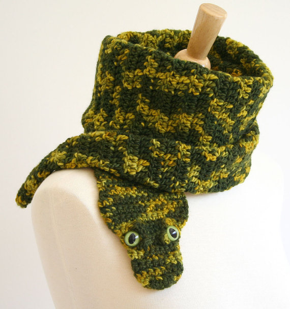 Вязаный шарф-змея. Идея подарка для года Змеи. Фото