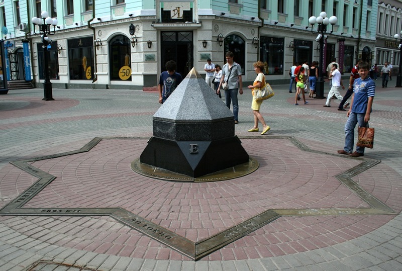 Скульптура в Казани - компас или Пуп. Фото
