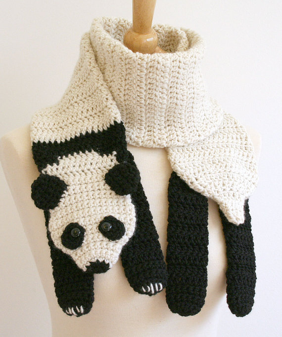 Вязаный шарф-панда. Фото