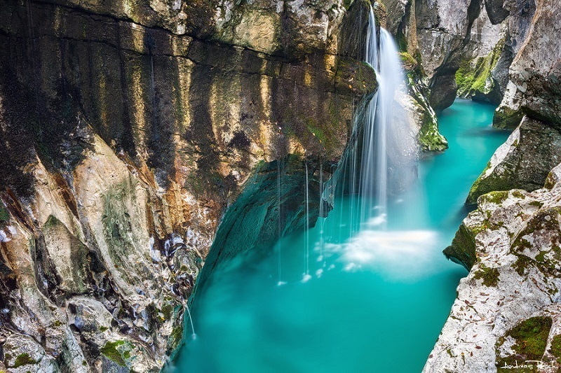 Бирюзовая река Соча (Словения, Италия). Фото