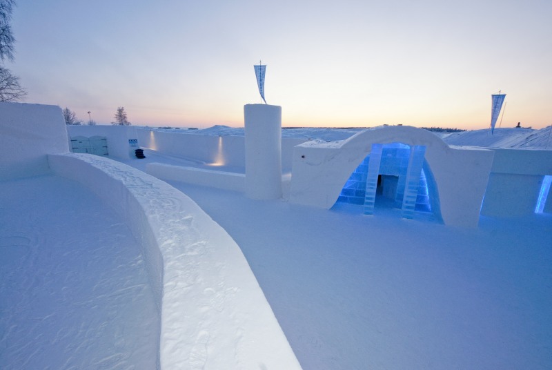 Во дворе ледяного замка Финляндии. Фото