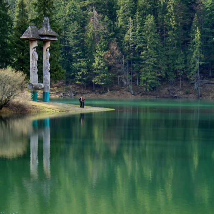 Синевир - самое красивое и большое озеро Украинских Карпат. Фото
